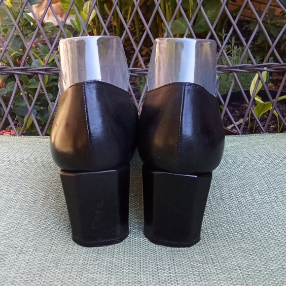 Stuart Weitzman Black Leather Square Toe Chunky Heel Pump. - Picture 9 of 12